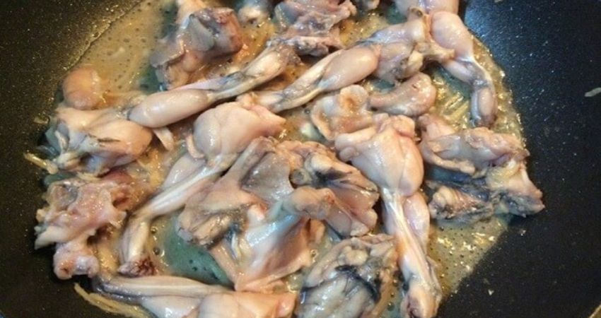 Cách Làm Lẩu Ếch Măng Chua Đậm Đà, Cả Nhà Thích Mê 10 Cách Làm Lẩu Ếch Măng Chua Đậm Đà, Cả Nhà Thích Mê 9 - Xao Thit Ech De Nau Mon Lau Ech