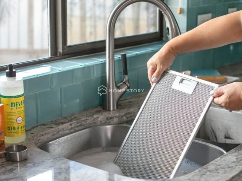 Máy Hút Mùi Kính Vát Là Gì? Lợi Ích Và Tính Năng Ra Sao? 8 Nên Vệ Sinh Máy Hút Mùi Kính Vát Thường Xuyên Bằng Chất Tẩy Rửa Phù Hợp