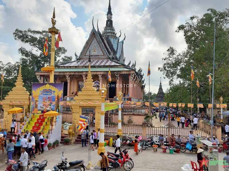 Chuẩn Bị Cúng Đêm Giao Thừa Trong Lễ Hội Chol Chnam Thmay