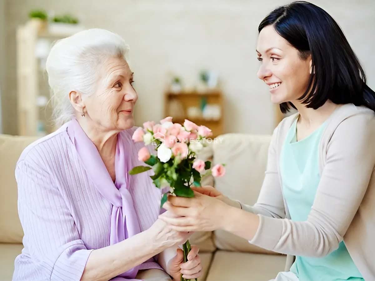 Tặng Mẹ Đóa Hoa Tươi Thắm Và Một Chiếc Bánh Kem Có Ảnh Gia Đình Kèm Thông Điệp Thân Thương