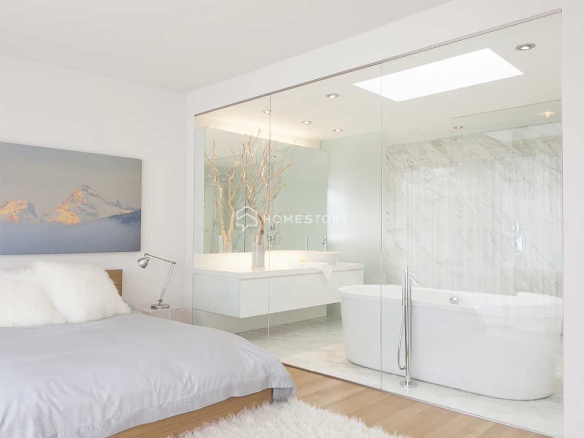 Có Nên Thiết Kế Nhà Tắm Trong Phòng Ngủ Không? Những Điều Cần Lưu Ý 29 Mẫu Phòng Tắm Vách Kính Bên Trong Phòng Ngủ Với Bồn Tắm Hiện Địa, Gam Màu Trắng Sáng