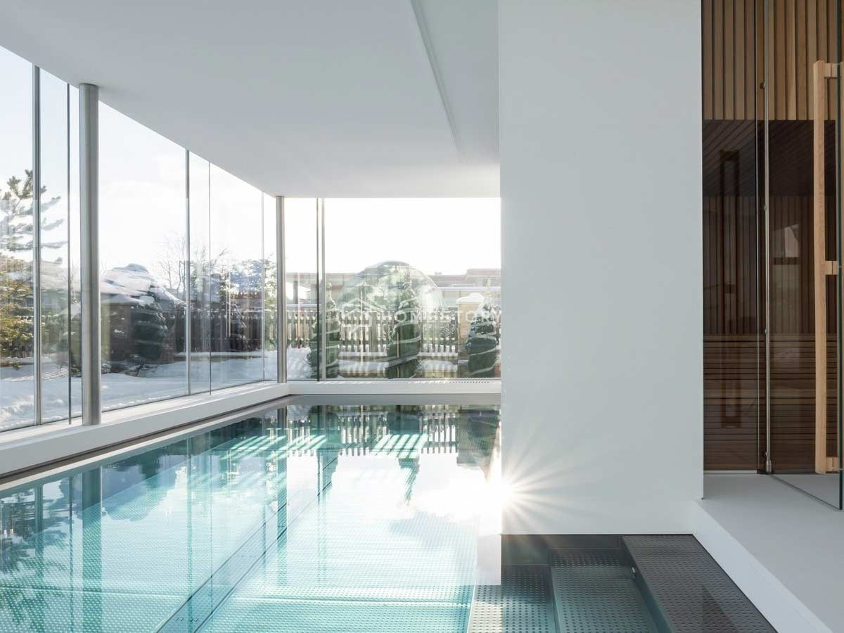 Những Lưu Ý Khi Thiết Kế Bể Bơi Trong Nhà