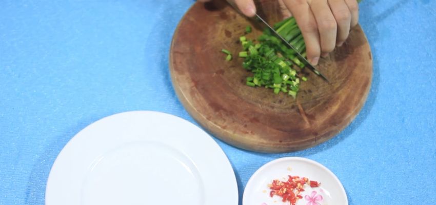 Thế giới ẩm thực: Hết sạch nồi cơm với cách làm cà tím nướng mỡ hành cực ngon So-che-nguyen-lieu-de-lam-ca-tim-nuong-mo-hanh