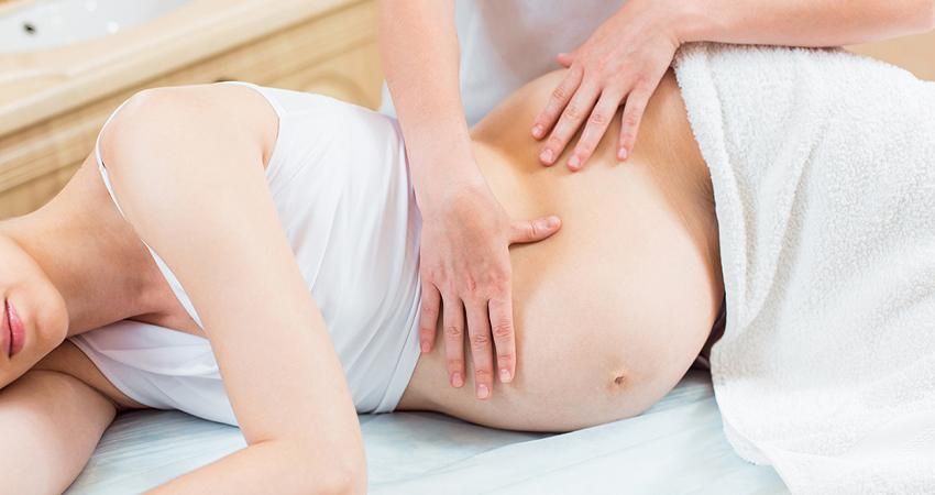 Thay vì xông hơi, mẹ bầu có thể massage nhẹ nhàng để giảm đau mỏi