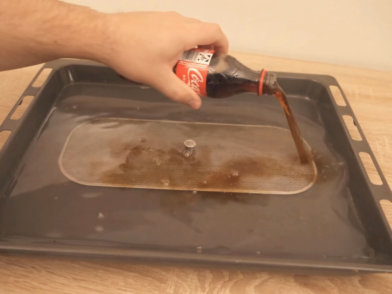 Mẹo vặt cuộc sống: Cách vệ sinh màng lọc máy hút mùi đơn giản, dễ dàng và nhanh chóng Su-dung-coca-cola-de-ve-sinh-mang-loc