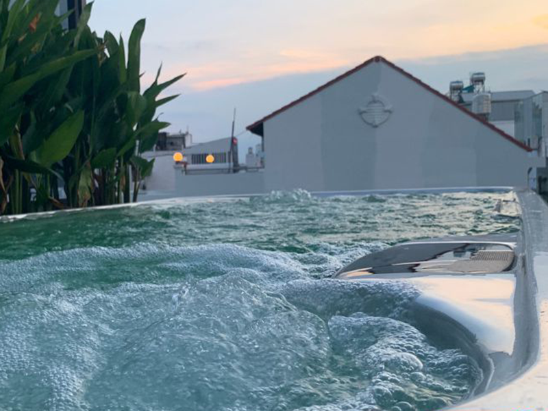 Bên Trong Lòng Bể Được Bố Trí Kết Hợp 2 Khoang Phục Vụ Cho Nhu Cầu Sục Massage Và Không Gian Dành Cho Bơi Lội Với Hệ Thống Đầu Bơi Ngược Dòng, Sức Chứa Nước Lớn, Công Suất Máy Lớn Giúp Tăng Trải Nghiệm Khi Bơi.