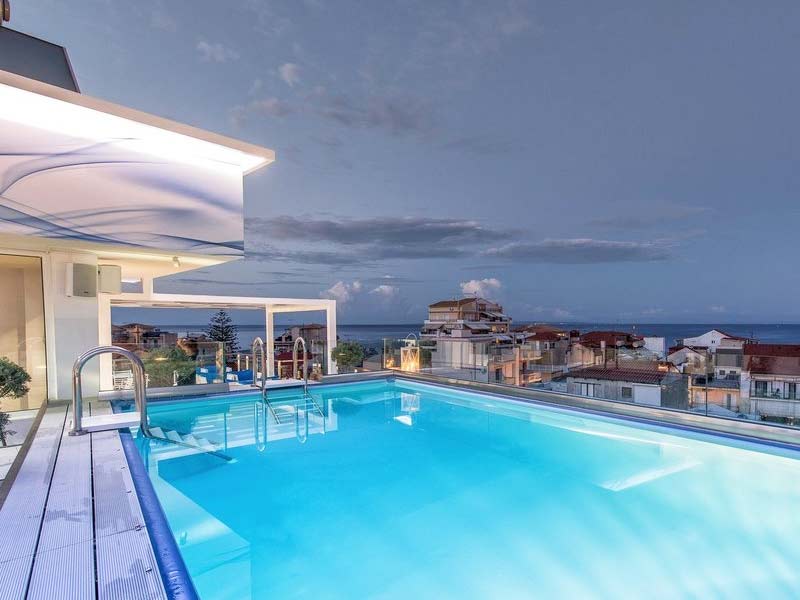 Thiết Kế Hồ Bơi Trên Sân Thượng Là Một Sự Lựa Chọn Tuyệt Vời Để Tận Dụng Không Gian Trống Và Tạo Điểm Nhấn Thẩm Mỹ Cho Ngôi Nhà.