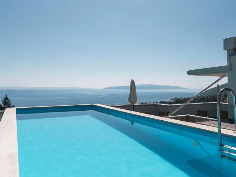 Thiết Kế Hồ Bơi Hình Chữ Nhật Cũng Giúp Tiết Kiệm Không Gian So Với Các Hình Dạng Khác, Phù Hợp Với Không Gian Hẹp Của Sân Thượng.