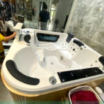 anh-thuc-te-can-canh-long-bon-jacuzzi-monaco-mc-7116-voi-cac-tinh-nang-mat-suc-massage-hien-dai.jpg