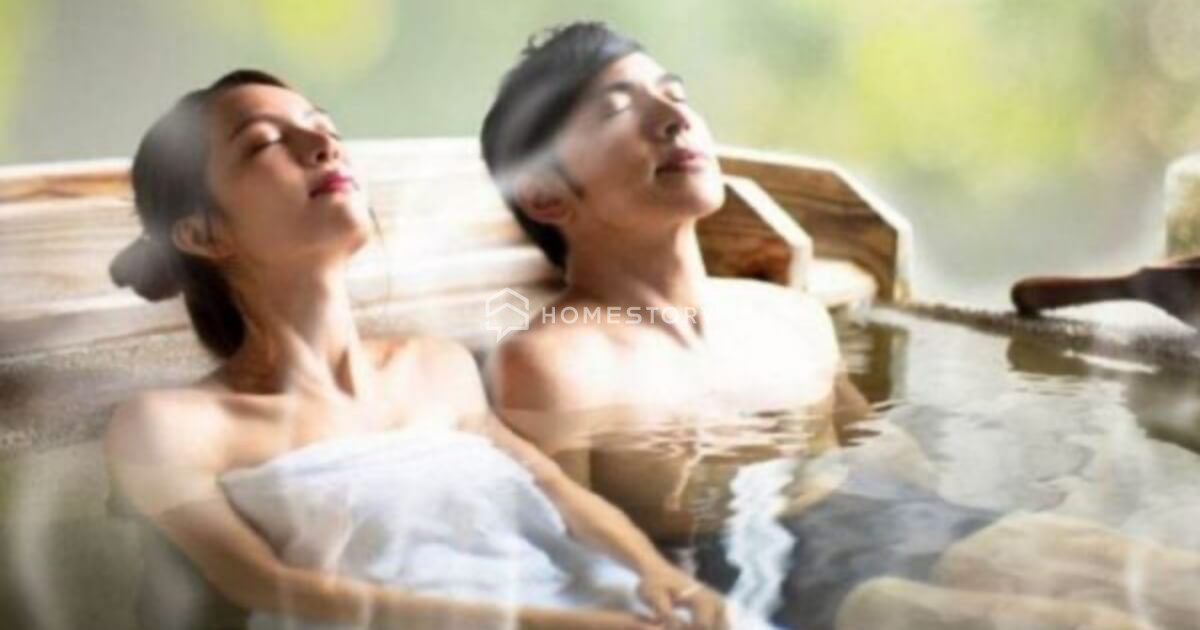 Tắm Onsen Có Mặc Đồ Không?